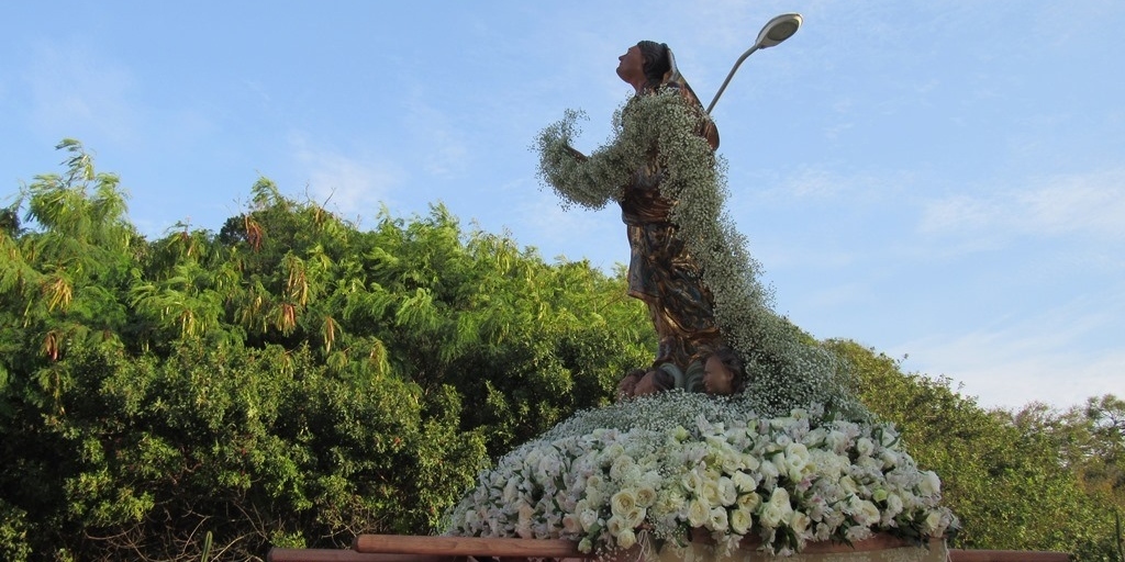 Festa tradicional reúne fiéis pelas ruas da cidade