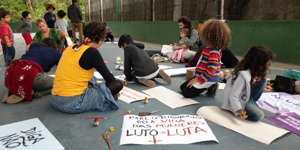 Crianças e adultos participam de confecção de cartazes antes de protesto, em São Pedro da Serra