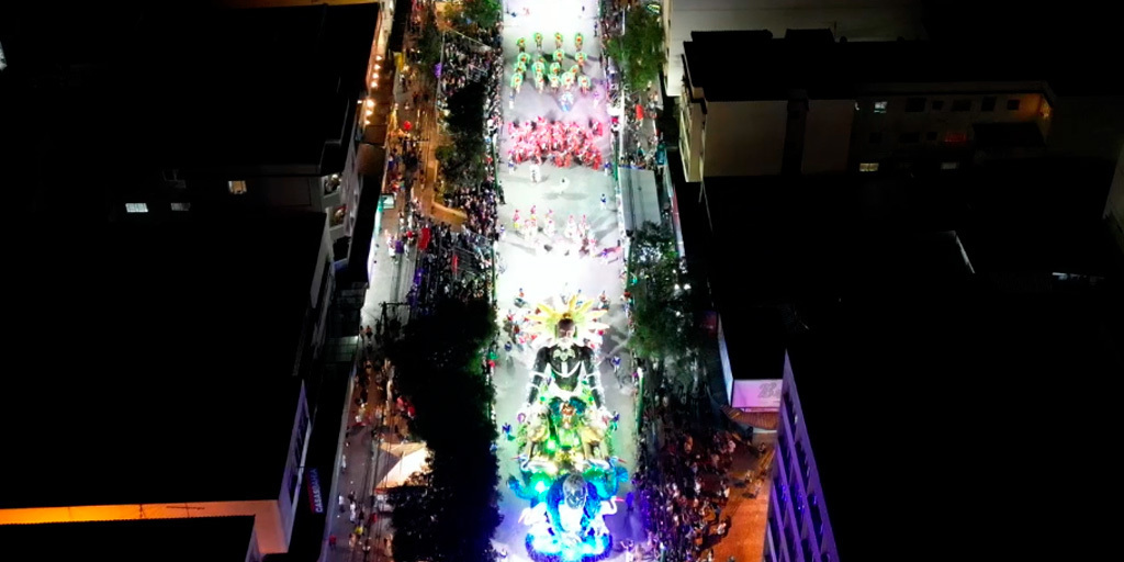 Alunos do Samba conta trajetória de Mão de Luva no desfile do Carnaval 2026 em Nova Friburgo