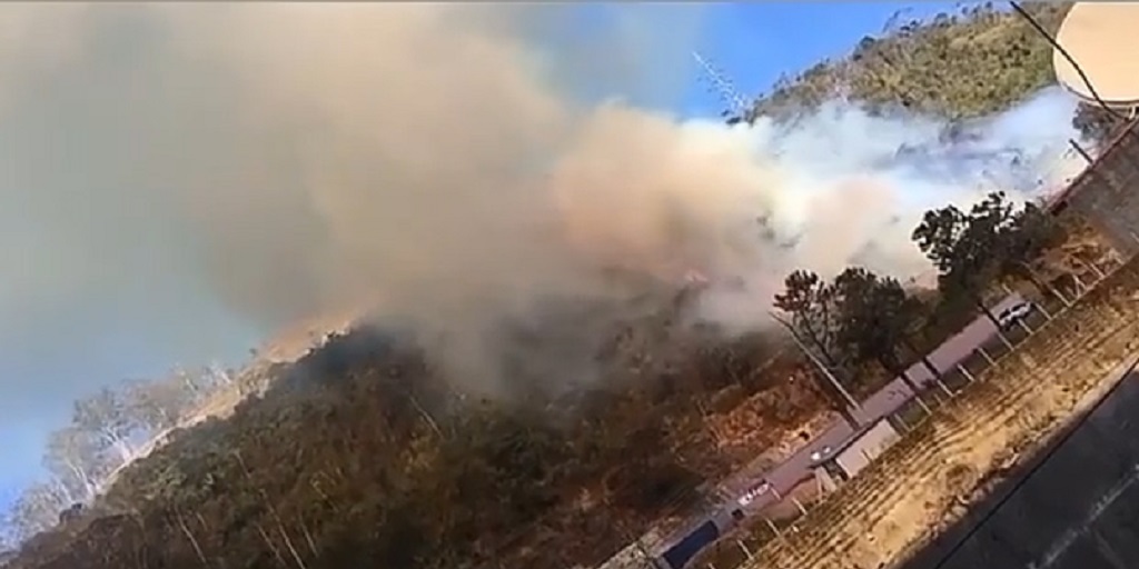 Bombeiros usam aeronave para apagar incêndio no bairro Venda Nova, em Teresópolis