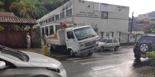 Forte chuva causa alagamentos em Teresópolis na tarde desta quinta-feira