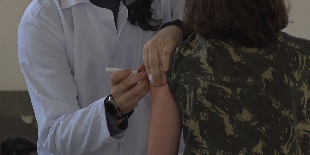 Nova Friburgo libera dose extra da vacina contra Covid para todos os adultos; saiba quando tomar