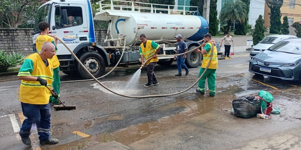 Equipes da Prefeitura de Teresópolis realizam limpeza de ruas nesta segunda-feira, 7