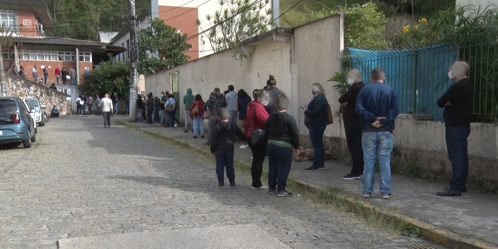 Pessoas aguardam na fila para realizar o teste de Covid-19 em Nova Friburgo  