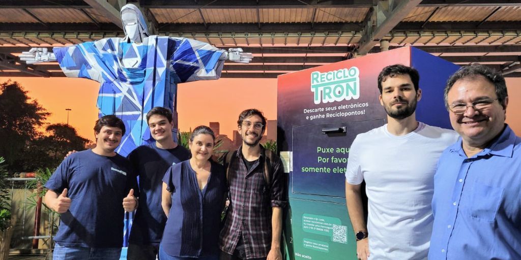 Na foto, da esquerda pra direita, Eric Fernandes, Daniel Fernandes, Liana Bastos, Matheus Cervasio, Luis Reis e Claudio Fernandes. Todos integrantes do Reciclotron