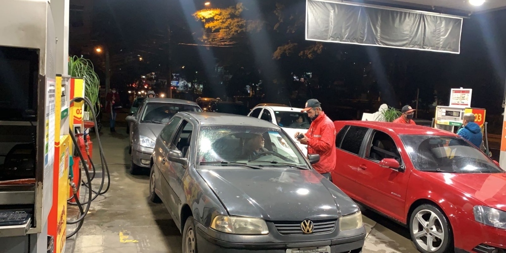 Nova Friburgo e Teresópolis têm 'corrida' aos postos; vídeos