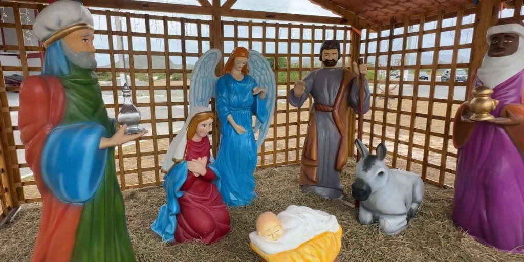 Diversos pontos da cidade receberam decoração natalina 