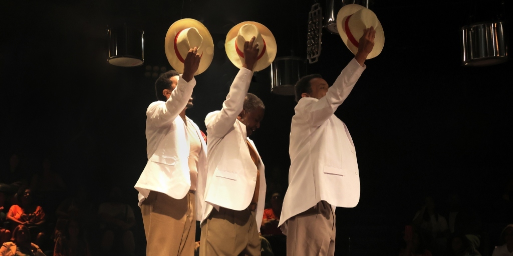 Três atores dão vida a Ismael Silva em diferentes momentos no espetáculo 'Professor Samba'