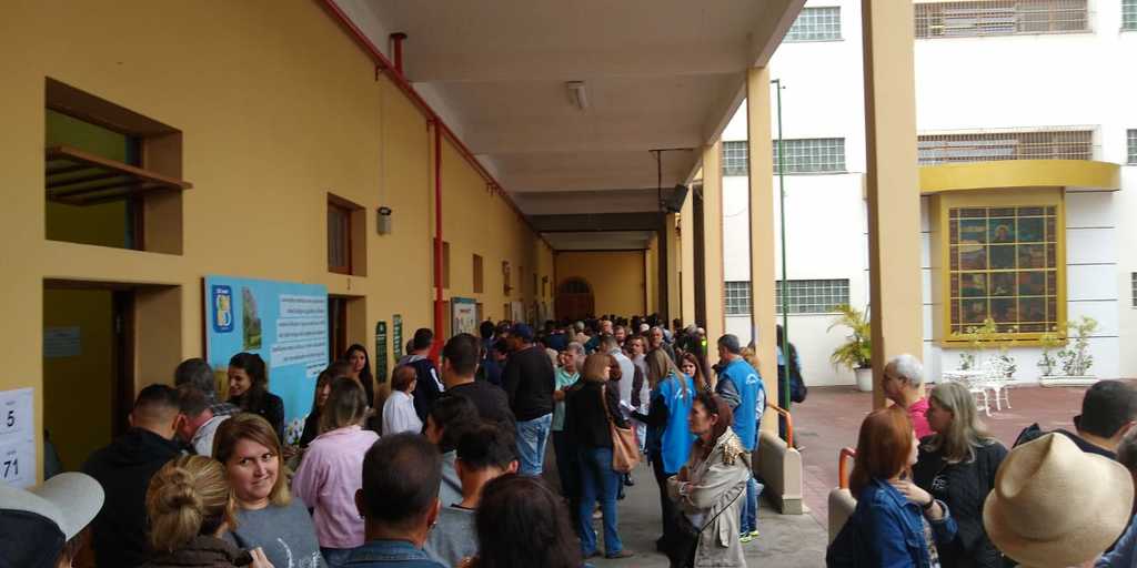 Eleitores enfrentaram longas filas para votar em algumas sessões eleitorais de Nova Friburgo