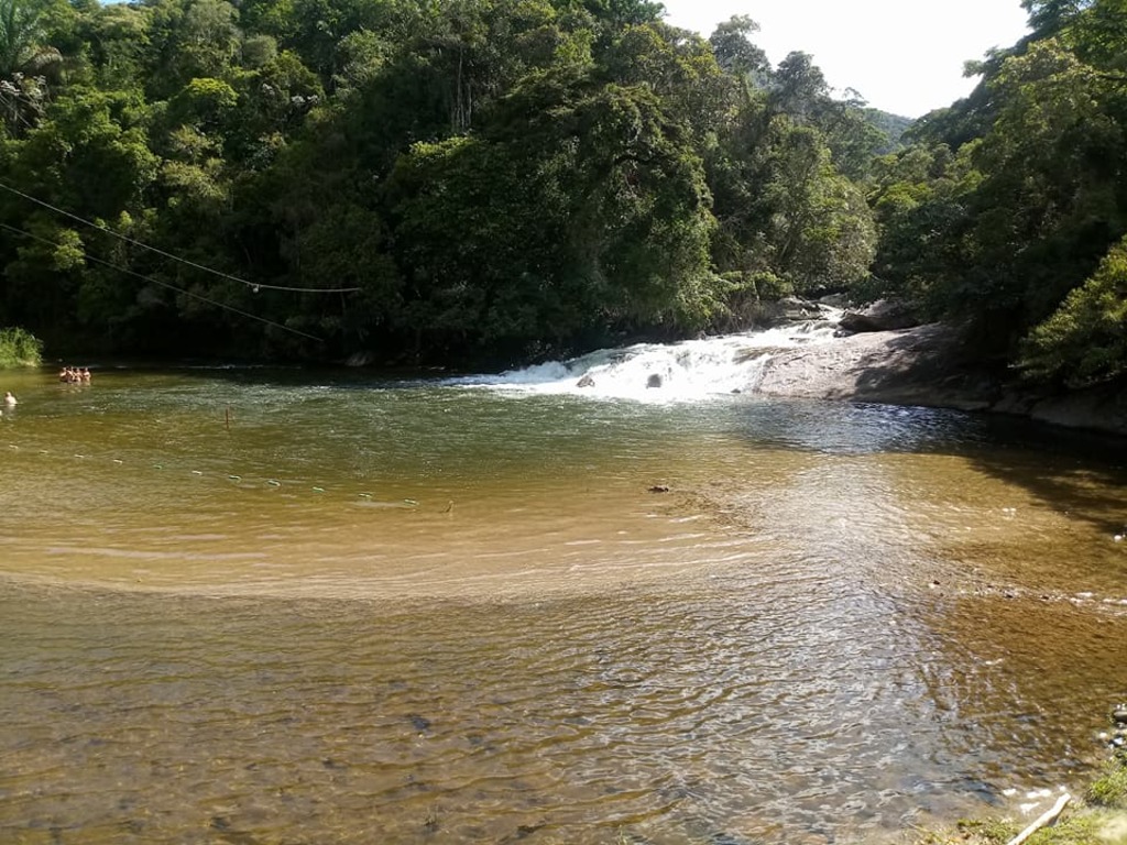 Foto da cachoeira e da piscina natural do Porço Feio, em Lumiar, Nova Friburgo.