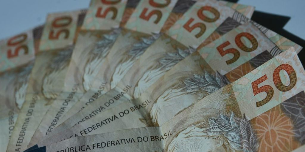 Trabalhador com jornada reduzida deve receber 13º salário e férias integrais