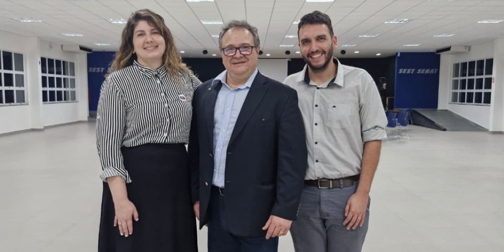 Fabiana Kaiuca, vice-presidente do conselho, e Claudio Fernandes, presidente junto ao secretário municipal de Ciência, Tecnologia, Inovação e Desenvolvimento Econômico, Felippe Schenquel