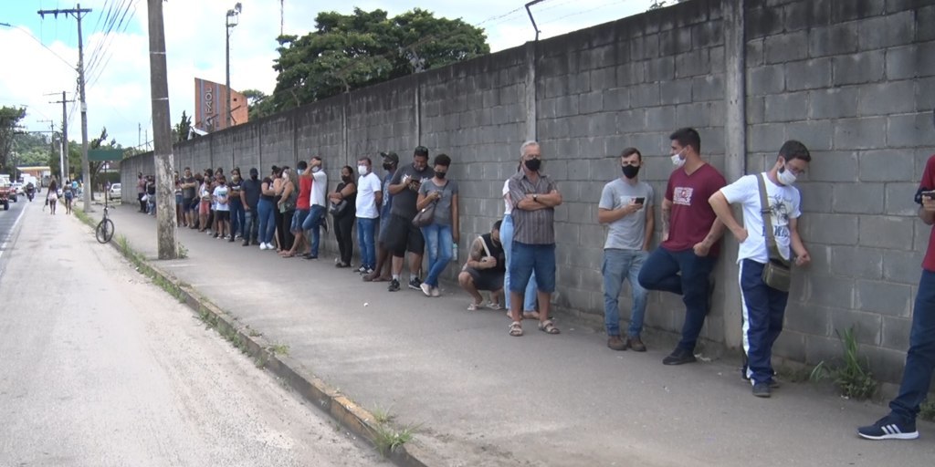 Fila para testagem de Covid-19 na área externa da UPA de Conselheiro Paulino