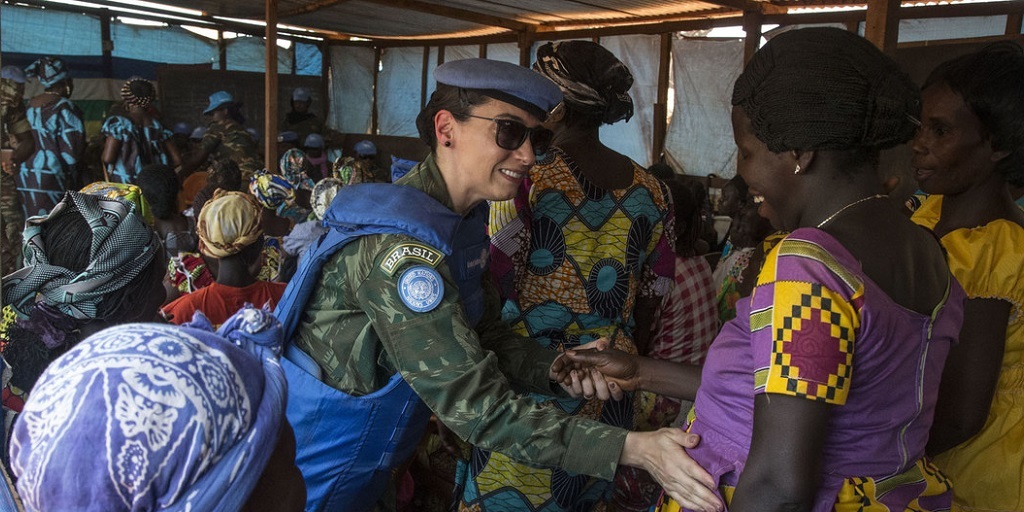A capitã de corveta Marcia Andrade Braga em ação durante Missão de Paz na República Centro-Africana