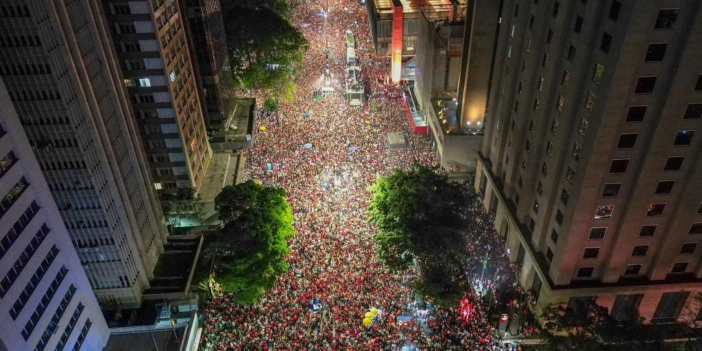 Eleitores foram para a Avenida Paulista comemorar a vitória do candidato do PT