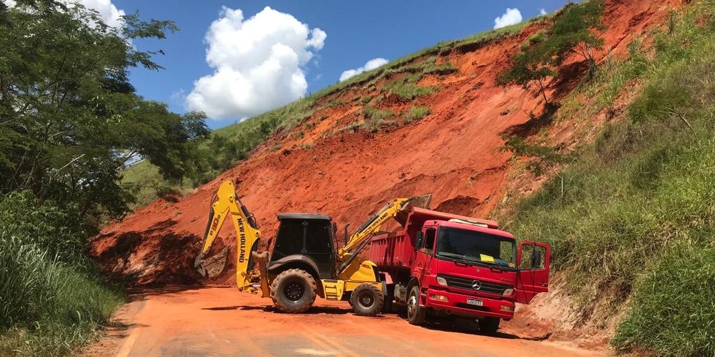 Barreira que interdita totalmente a RJ-172, em São Sebastião do Alto, começa a ser retirada pelo DER