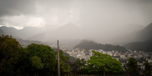 Eventos são adiados e prefeituras criam medidas de prevenção devido alertas de temporais na Região Serrana do Rio
