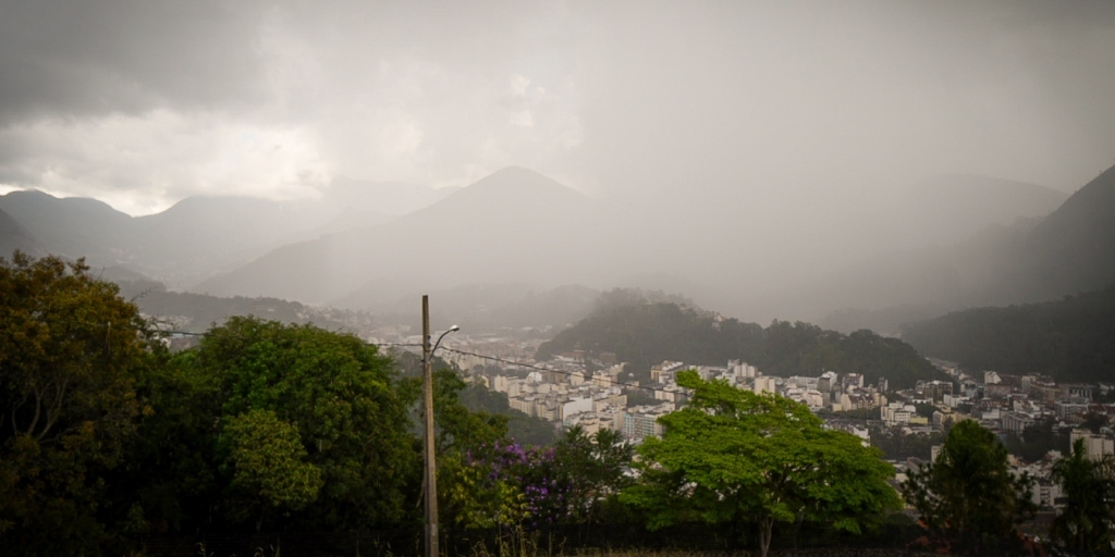 Eventos são adiados e prefeituras criam medidas de prevenção devido alertas de temporais na Região Serrana do Rio