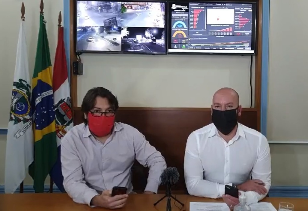 Vice-prefeito de Teresópolis, Ari Boulanger, e o prefeito, Vinicius Claussen, anunciaram as medidas durante transmissão na internet