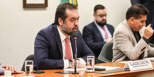 Relatora vota pela cassação do governador Cláudio Castro (PL), mas análise foi suspensa após pedido de vista