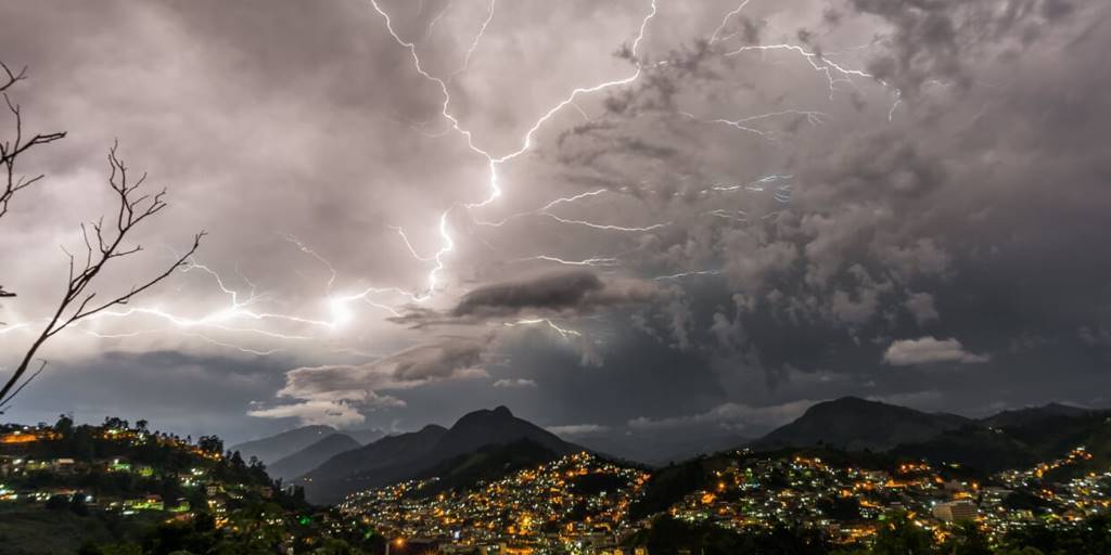 Quantidade de descargas atmosféricas chamou a atenção na serra fluminense 