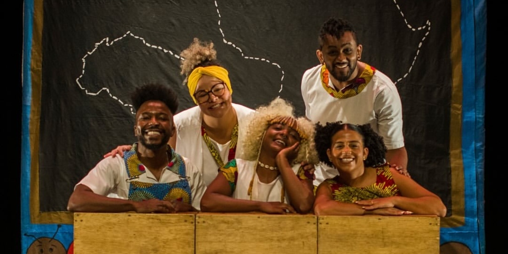 A peça aborda com delicadeza os impactos do racismo estrutural na escola