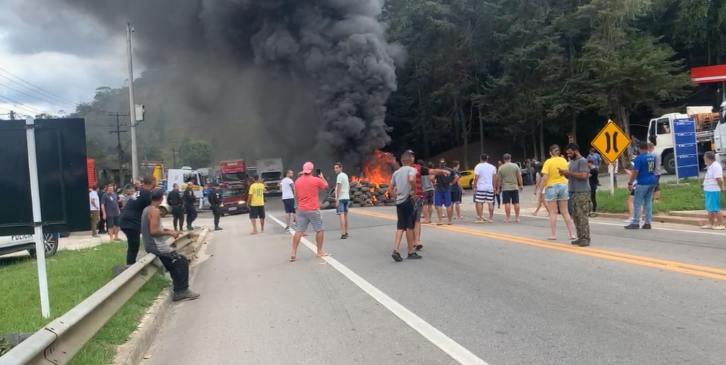 Grupo de caminhoneiros fecha rodovias do interior em protesto contra resultado das eleições 
