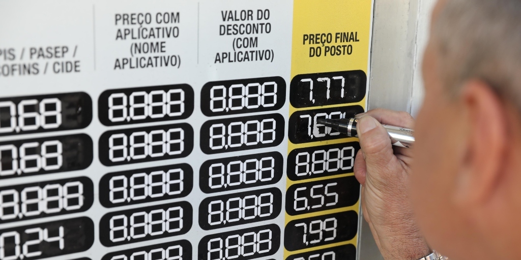 Diversos postos só mudaram os valores após chegada da fiscalização 