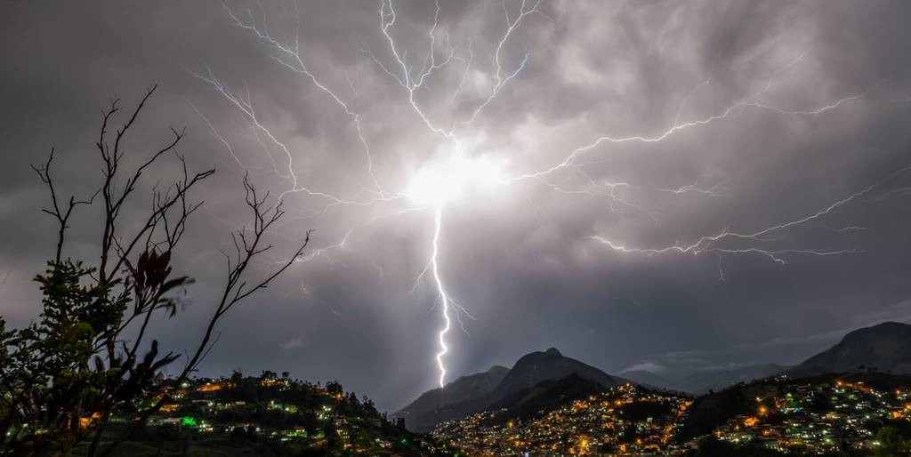 Noite de segunda é marcada por tempestade de raios em Nova Friburgo