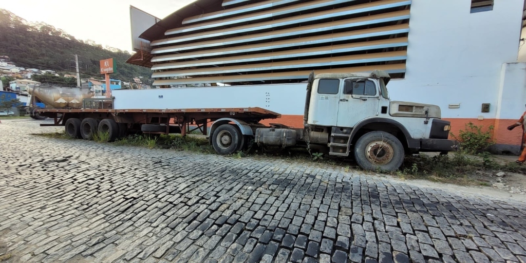 Veículos abandonados em ruas são notificados pela Secretaria de Ordem e Mobilidade Urbana. Caso o proprietário não cumpra a exigência, são rebocados.