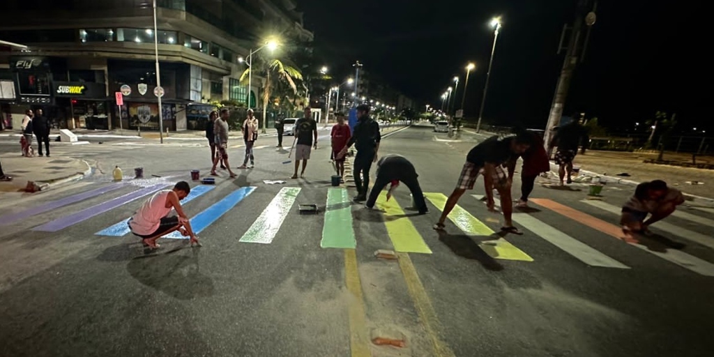 Grupo Iguais pintou as faixas da Praia do Forte com as cores do movimento nesta terça-feira