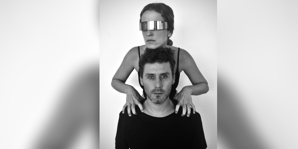 Espetáculo teatral propõe uma crítica bem-humorada à superficialidade do misticismo pop