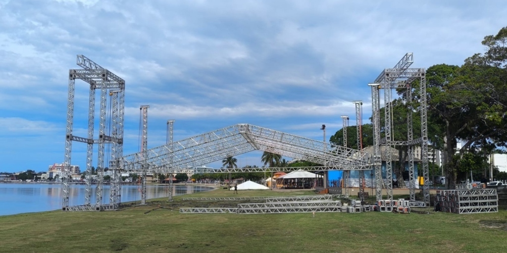 No último sábado, 31, o palco estava sendo montado