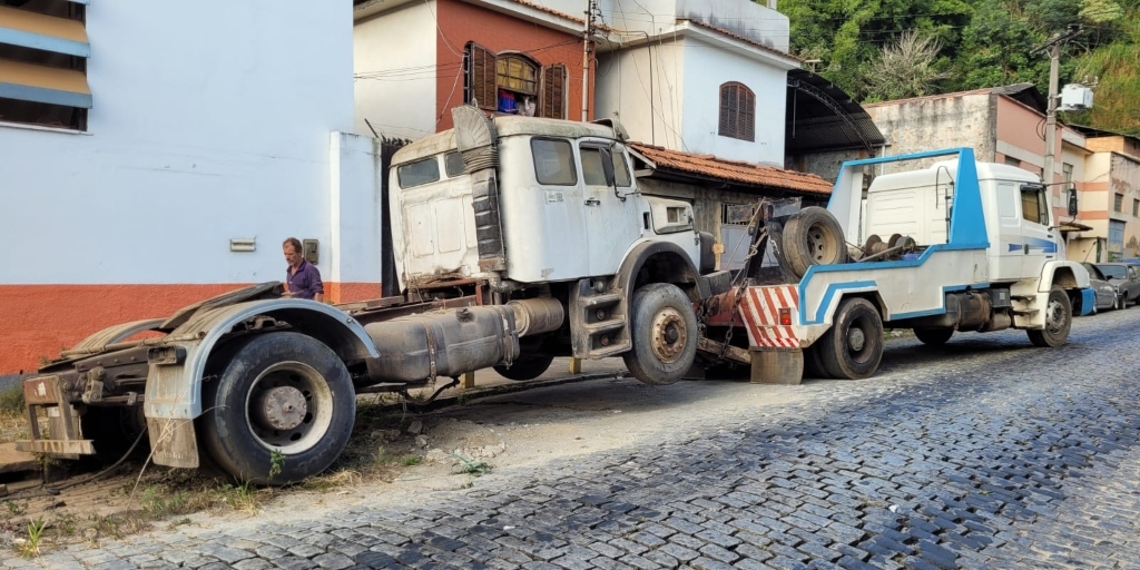 Caminhão abandonado há 5 anos em rua de Friburgo é rebocado; mais de 50 veículos podem ser removidos