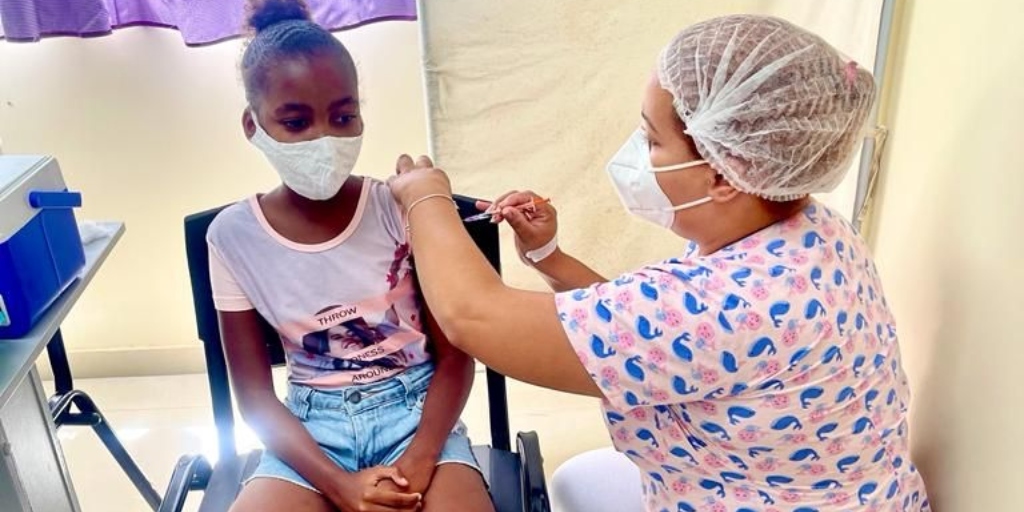 Crianças quilombolas começam a ser vacinadas contra a Covid-19 em Cabo Frio