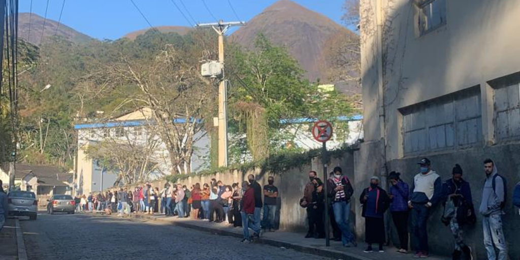 Quem precisou tomar a segunda dose enfrentou filas desde cedo