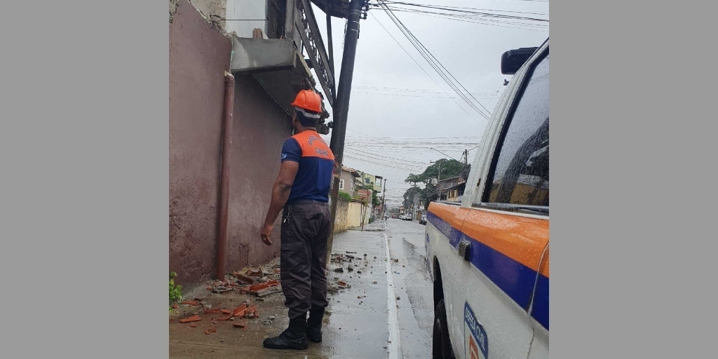 Defesa Civil atende ocorrência de queda de marquise na rua França, no bairro Jardim Caiçara