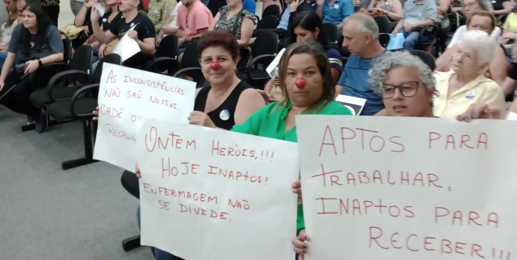 Manifestantes se reuniram na Câmara para pedir o pagamento do piso