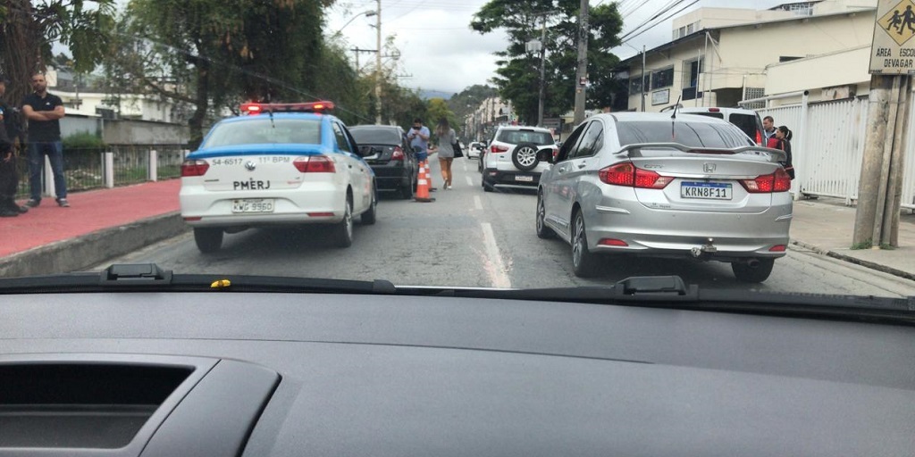 PM isolou área do carro alvejado. Tentativa de homicídio deixou trânsito intenso no local