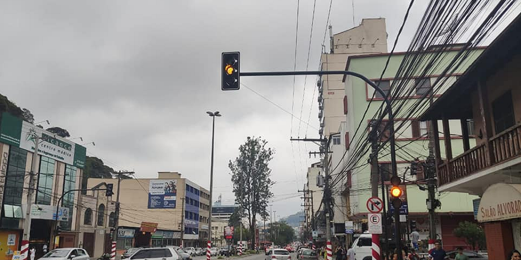 Nova sinalização semafórica começa a ser instalada em Teresópolis 