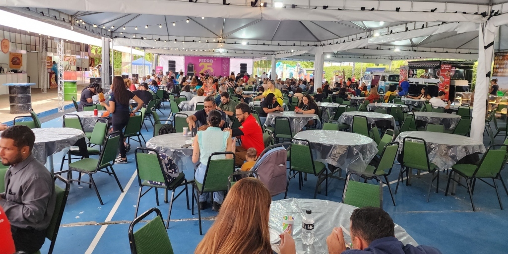 Praça de alimentação tem mais de 20 opções de comidas e bebidas