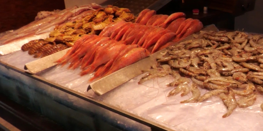 Os consumidores devem estar atentos à presença de um plástico entre o pescado e o gelo