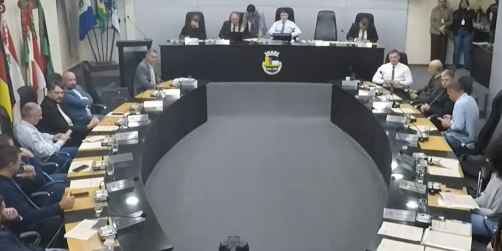 Sob vaias, Câmara de Friburgo aprova auxílio-alimentação de R$ 50 por dia útil para vereadores