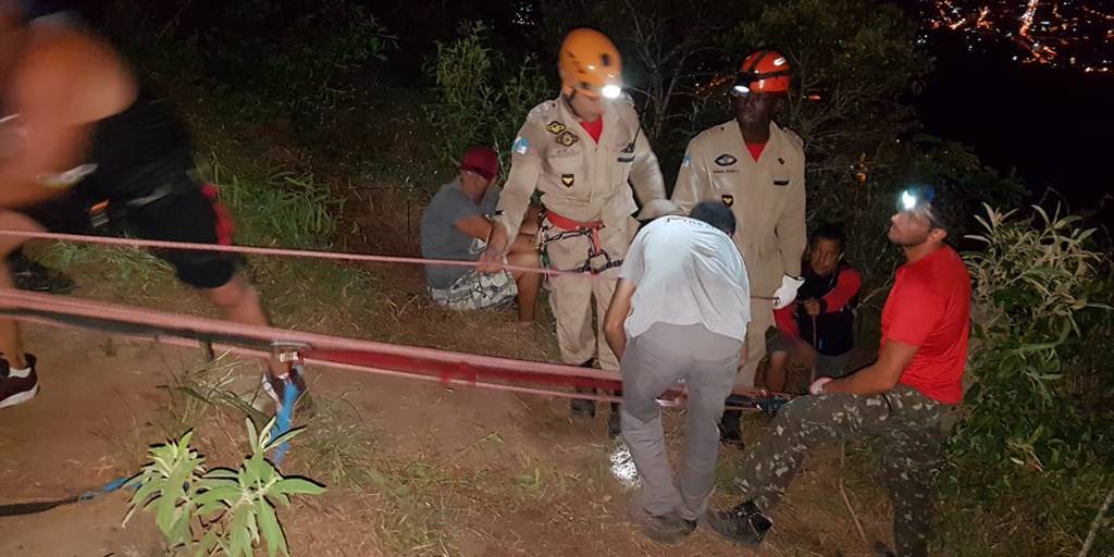 Piloto de parapente fica preso na Pedra do Imperador, em Friburgo, e é resgatado pelos Bombeiros