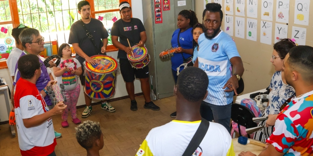 Há nove anos, agremiação oferece oportunidades de aprendizado e expressão artística a crianças e adolescentes
