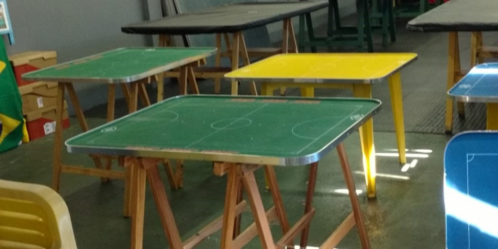 Mesas de futsal de botão na sede da Associação Friburguense de Futebol de Mesa