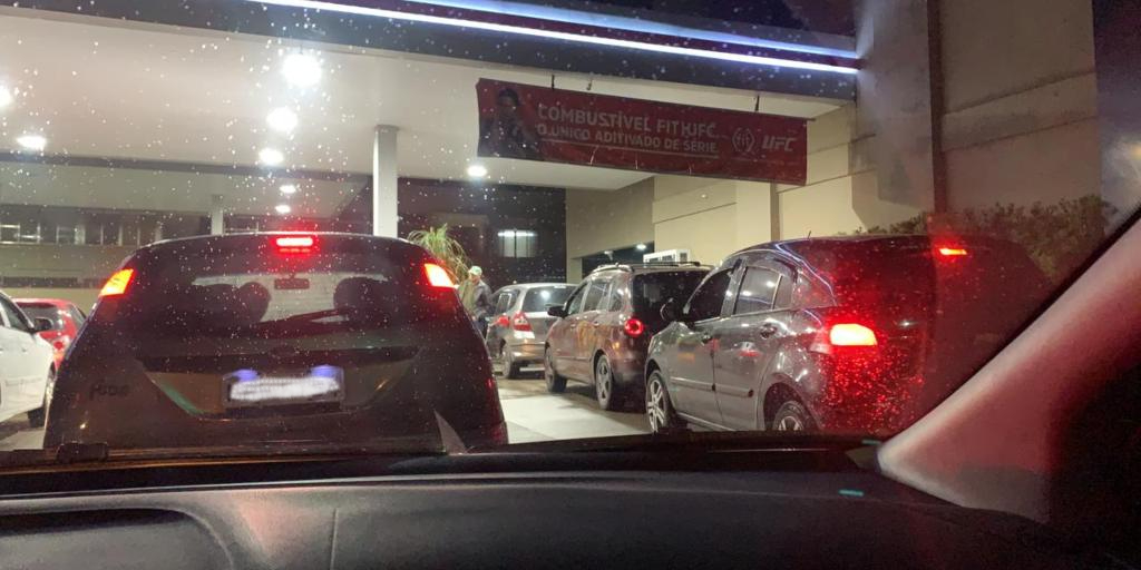 Fila de carros em posto de combustível de Nova Friburgo na noite de quinta-feira, 22