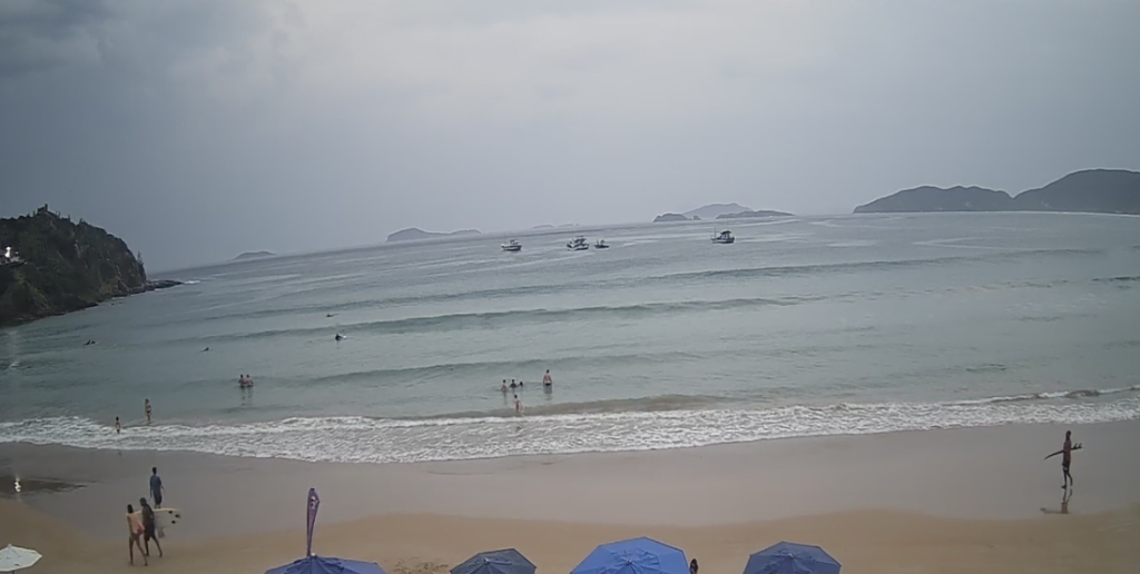 Mesmo com o tempo fechado, pessoas aproveitaram para curtir a praia nesta quarta-feira, 27