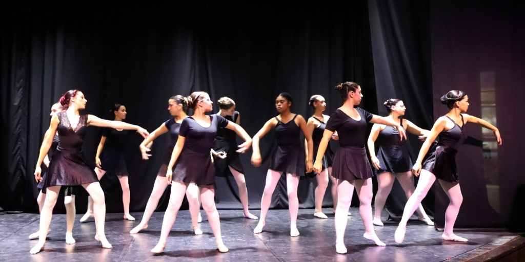 Na imagem, a turma de balé clássico com a professora Marcela Barbosa