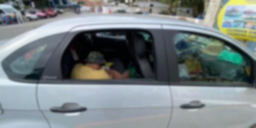 Casal de argentinos deixa criança autista trancada sozinha dentro de carro em Arraial do Cabo